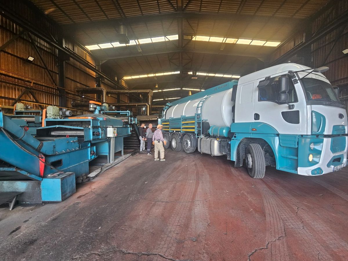 Ataşehir'de sağanak yağış sonrası bodrum katta biriken suyun vidanjörle çekilmesi